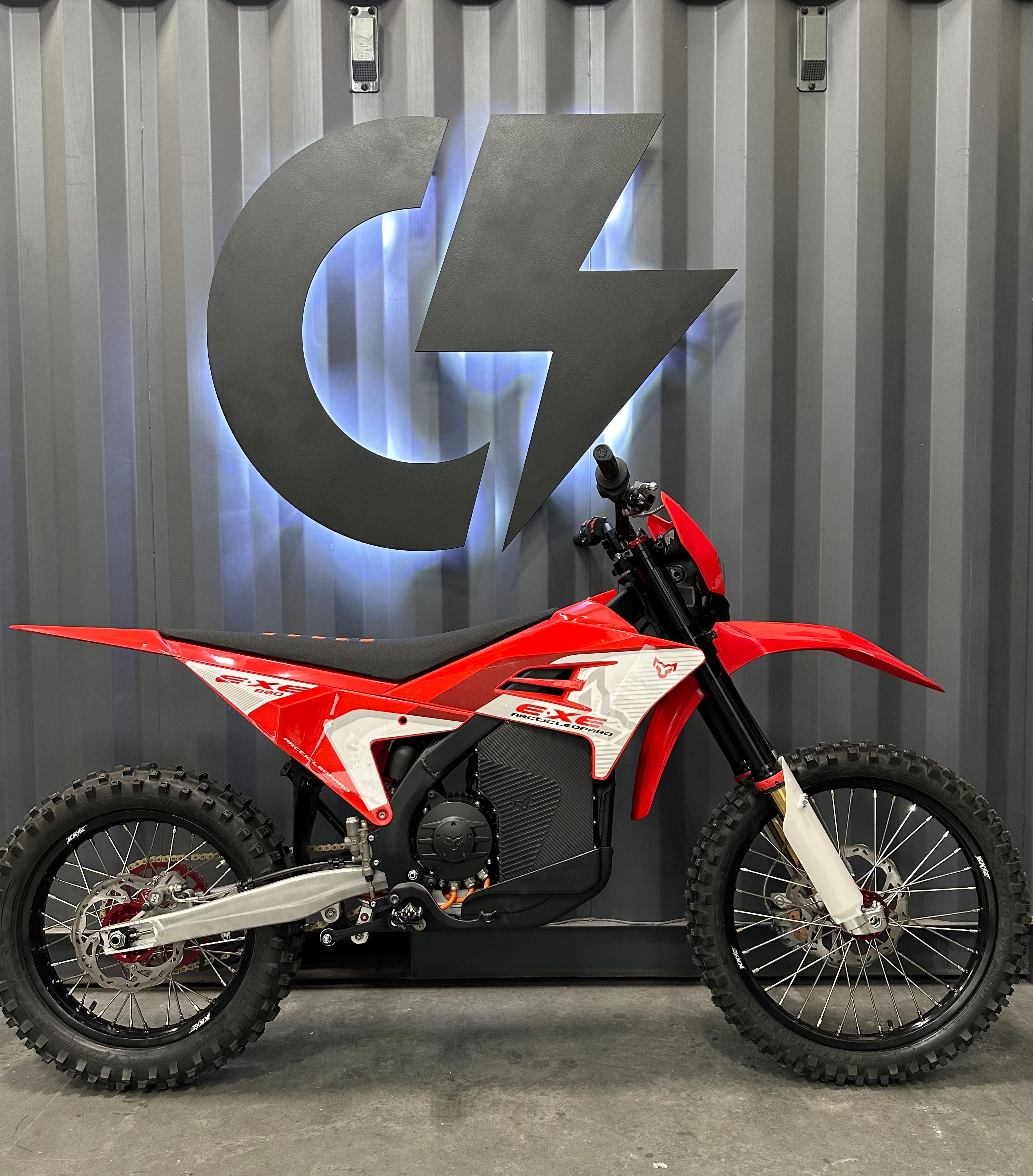 Arctic Leopard E-XE 880 (LOCAL PICKUP ONLY)