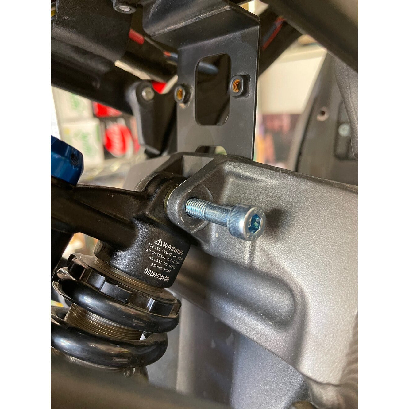 Prickly High-strength suspension bolt kit