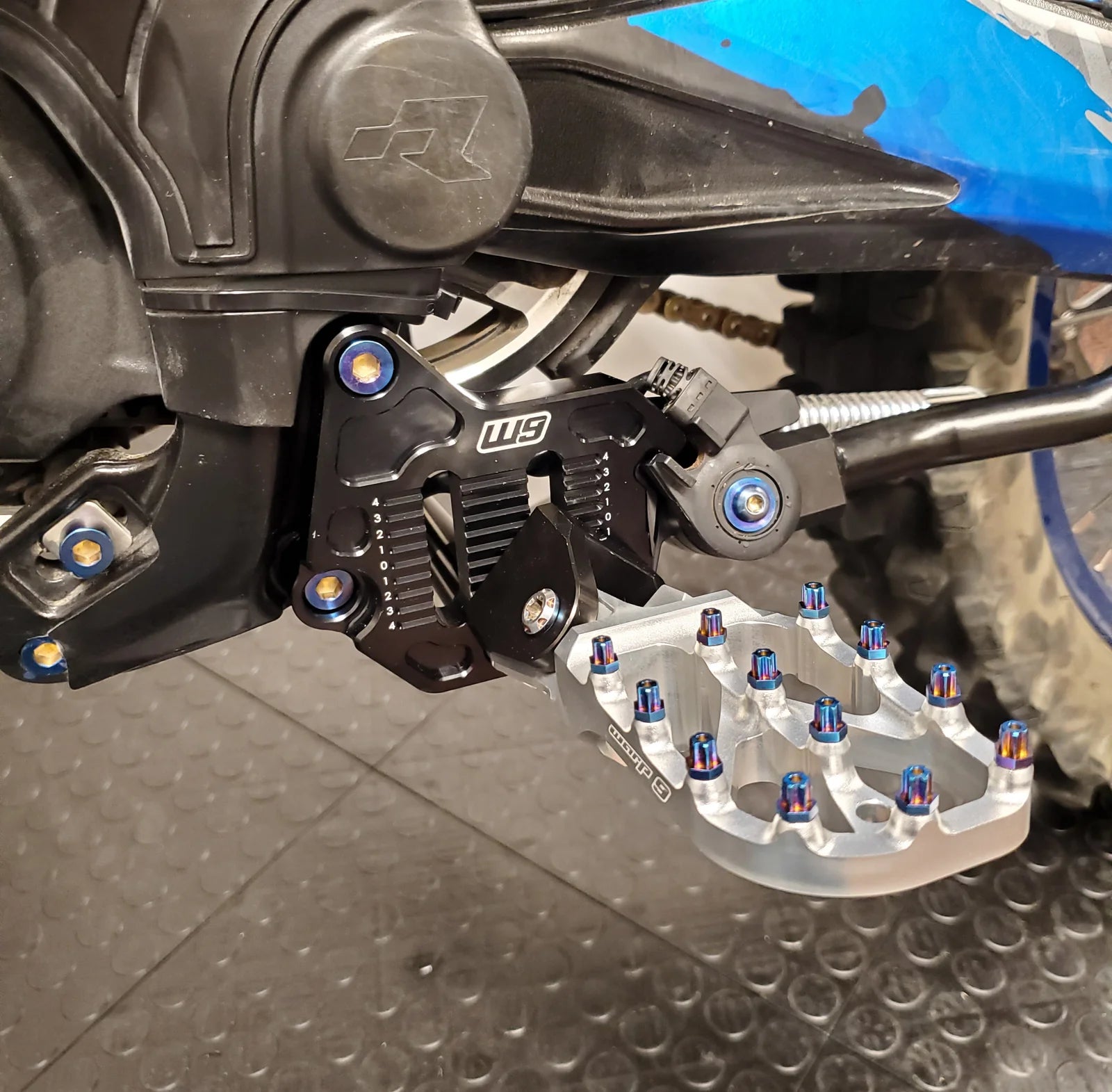 Warp9 Ultra Bee Adjustable Foot Peg Mount