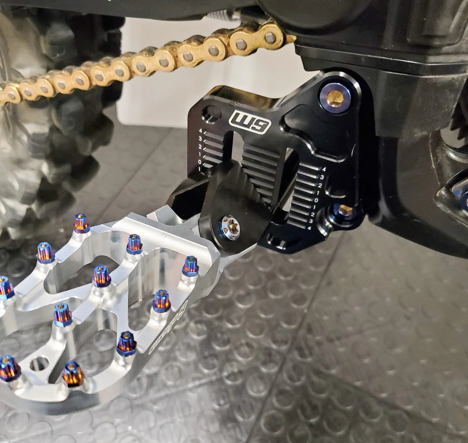 Warp9 Ultra Bee Adjustable Foot Peg Mount